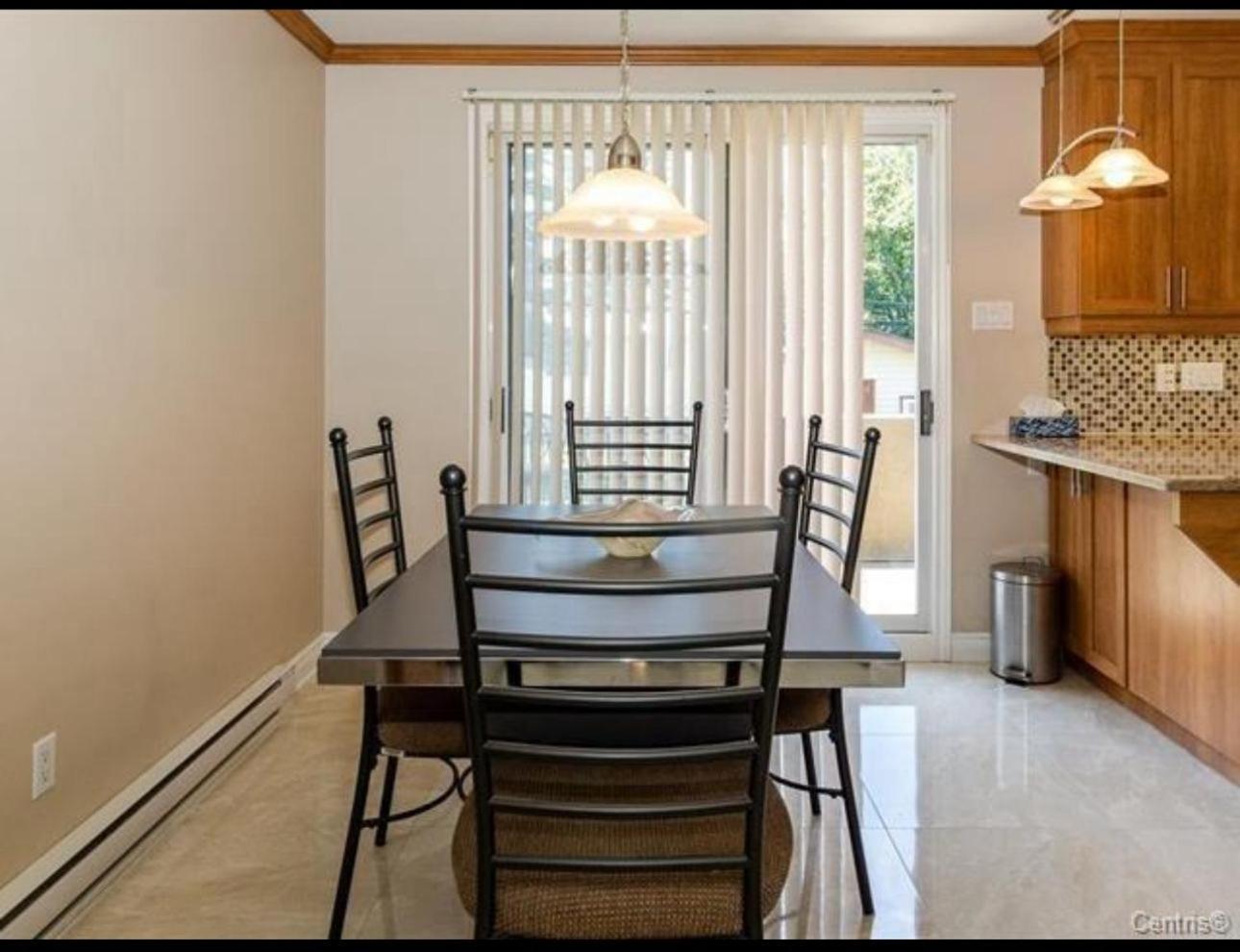 Spacious 4-bdr Retreat In Charming Ste-rose, Appartement Laval