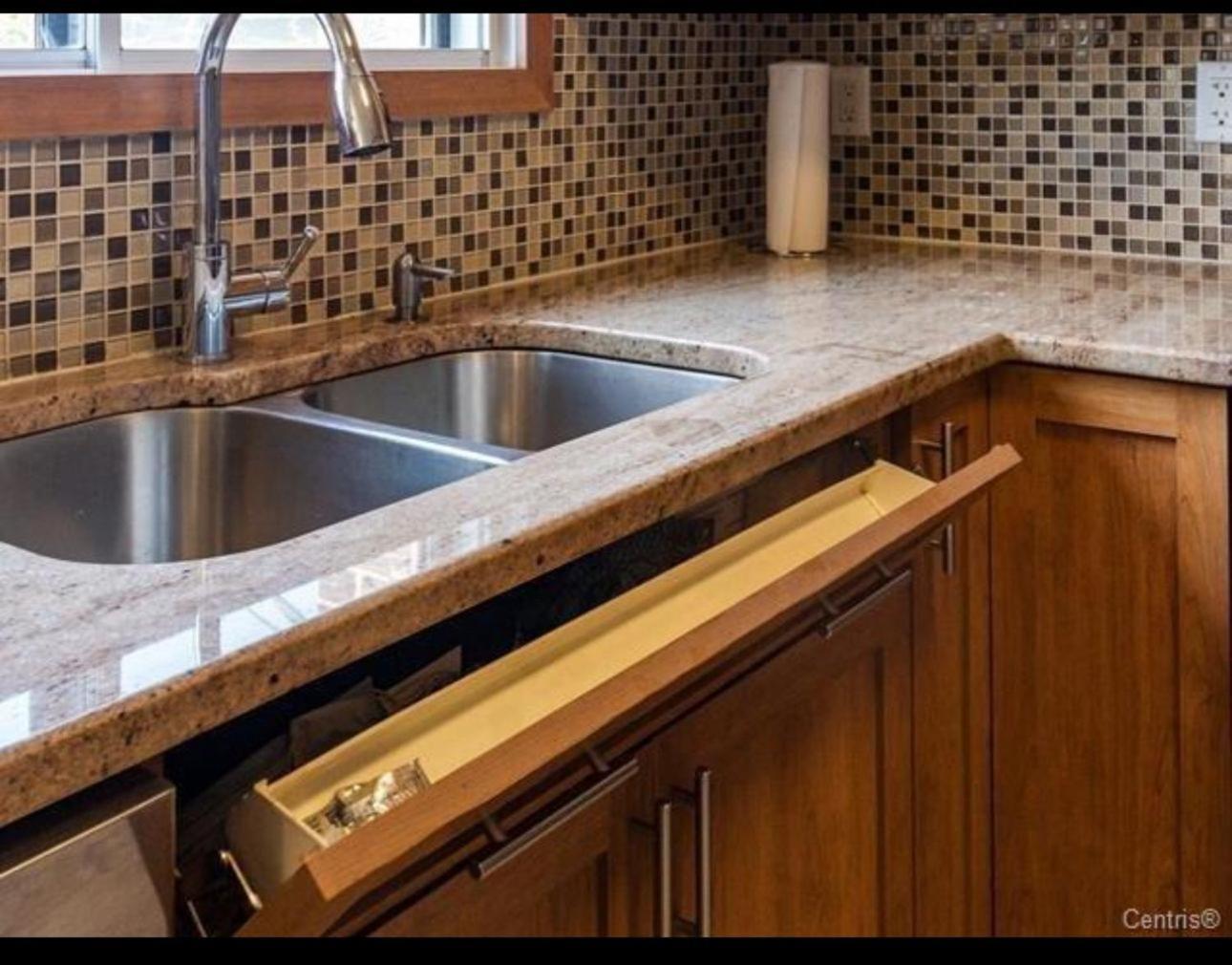 Spacious 4-bdr Retreat In Charming Ste-rose, Appartement