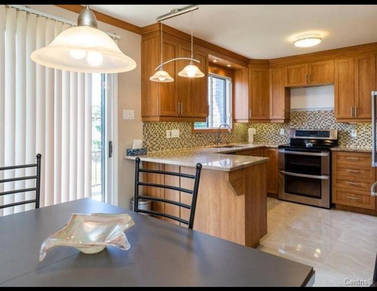 Spacious 4-bdr Retreat In Charming Ste-rose, Appartement Laval