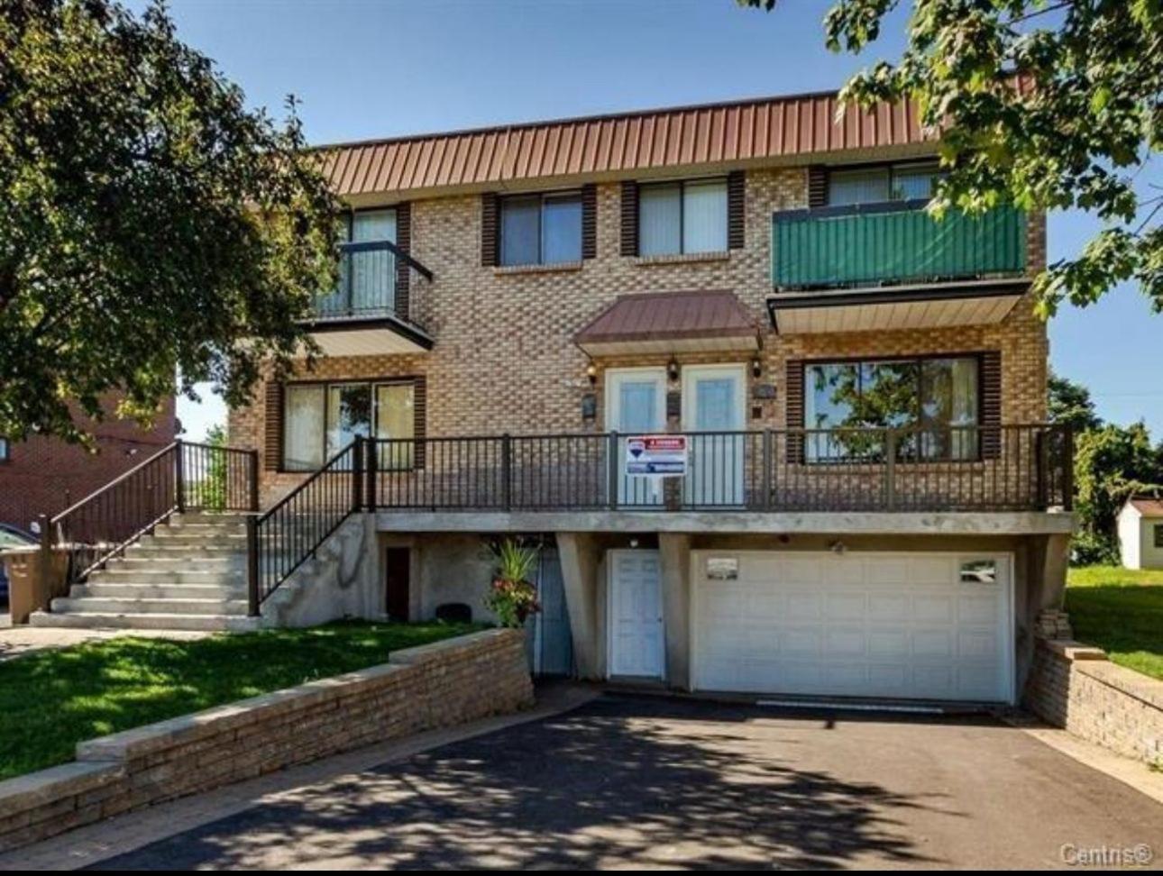 Spacious 4-bdr Retreat In Charming Ste-rose, Appartement Laval